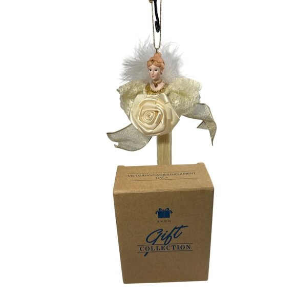 Avon 1998 Victorian Ladies Ornament Gala With Feather Accents & Rose - Picture 7 of 9